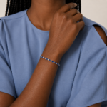 Signature Armband aus 18 Kt Weißgold mit Diamanten und blauem Saphir, am Handgelenk getragen